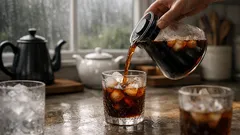 The mason-jar-style glass tumbler set making iced coffee at home feel like a treat